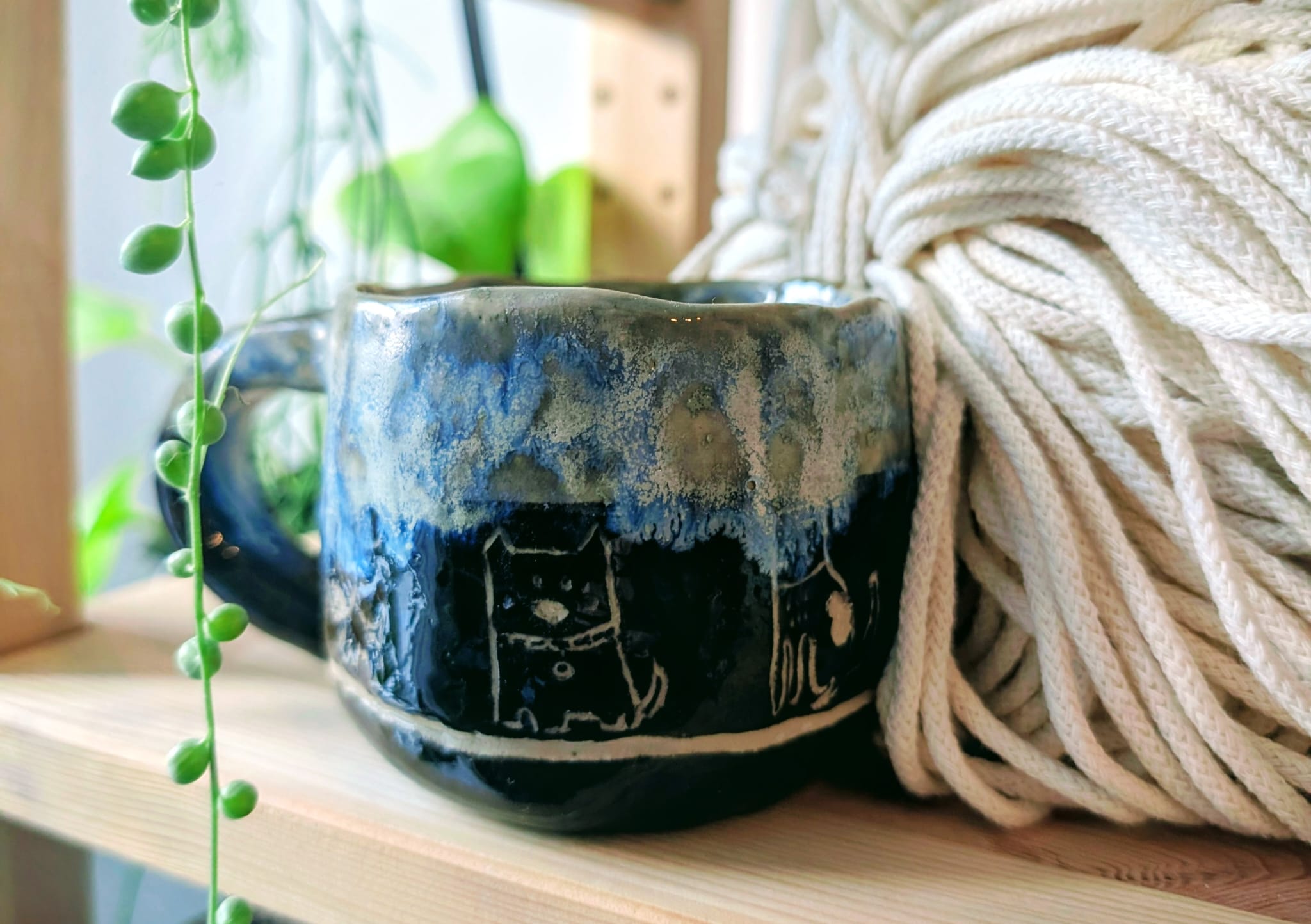 Kubek z kotami - szczegół dekoracji